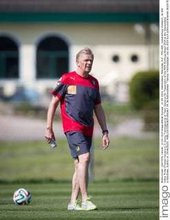 21.05.2014, Seeresidenz, Walchsee, AUT, FIFA WM, Vorbereitung Kamerun, im Bild Volker Finke (Trainer Kamerun) during Trainingscamp of Team Camerun for Preparation of the FIFA Worldcup Brasil 2014 at the Seeresidenz in Walchsee, Austria on 2014 05 21.  EP_fei  