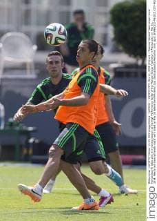 (140522) -- MEXICO CITY, May 21, 2014 (Xinhua) -- Mexican National Team player Javier Hernandez (R) takes part in a training session at the High Performance Center of the Mexican Soccer Federation in Mexico City, on May 21, 2014. Mexico will have a friendly match with Israel on May 28 before the FIFA World Cup.(Xinhua Sandra Perdomo) (ron) (sp) (SP)MEXICO-MEXICO CITY-WORLD CUP 2014-NATIONAL TEAM 