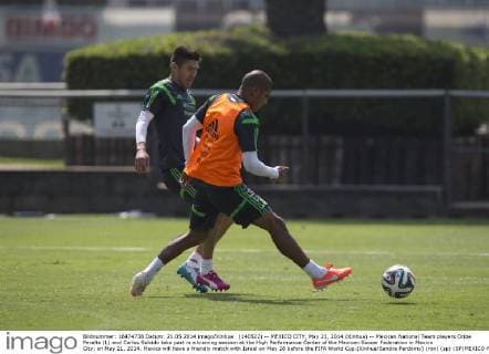 (140522) -- MEXICO CITY, May 21, 2014 (Xinhua) -- Mexican National Team players Oribe Peralta (L) and Carlos Salcido take part in a training session at the High Performance Center of the Mexican Soccer Federation in Mexico City, on May 21, 2014. Mexico will have a friendly match with Israel on May 28 before the FIFA World Cup.(Xinhua Sandra Perdomo) (ron) (sp) (SP)MEXICO-MEXICO CITY-WORLD CUP 2014-NATIONAL TEAM 