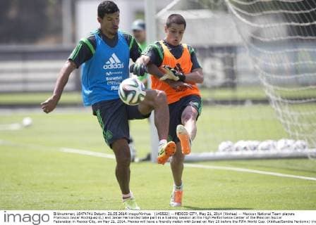 (140522) -- MEXICO CITY, May 21, 2014 (Xinhua) -- Mexican National Team players Francisco Javier Rodriguez (L) and Javier Hernandez take part in a training session at the High Performance Center of the Mexican Soccer Federation in Mexico City, on May 21, 2014. Mexico will have a friendly match with Israel on May 28 before the FIFA World Cup. (Xinhua Sandra Perdomo) (ron) (sp) (SP)MEXICO-MEXICO CITY-WORLD CUP 2014-NATIONAL TEAM 