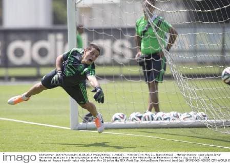 (140522) -- MEXICO CITY, May 21, 2014 (Xinhua) -- Mexican National Team player Javier Hernandez takes part in a training session at the High Performance Center of the Mexican Soccer Federation in Mexico City, on May 21, 2014. Mexico will have a friendly match with Israel on May 28 before the FIFA World Cup.(Xinhua Sandra Perdomo) (ron) (sp) (SP)MEXICO-MEXICO CITY-WORLD CUP 2014-NATIONAL TEAM 