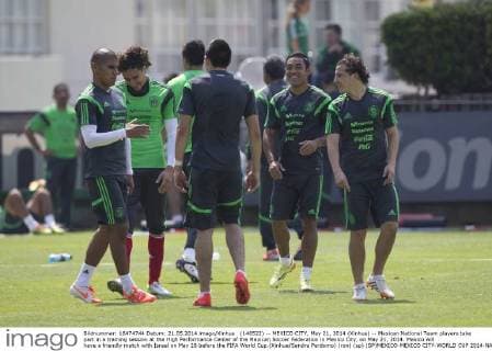 (140522) -- MEXICO CITY, May 21, 2014 (Xinhua) -- Mexican National Team players take part in a training session at the High Performance Center of the Mexican Soccer Federation in Mexico City, on May 21, 2014. Mexico will have a friendly match with Israel on May 28 before the FIFA World Cup.(Xinhua Sandra Perdomo) (ron) (sp) (SP)MEXICO-MEXICO CITY-WORLD CUP 2014-NATIONAL TEAM 