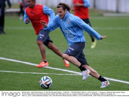 (140522) -- MONTEVIDEO, May 21, 2014 (Xinhua) -- Uruguay s national team player Diego Forlan takes part during a training session before the FIFA World Cup, at Uruguay Celeste complex, in Montevideo, capital of Uruguay, on May 21, 2014. (Xinhua Nicolas Celaya) (fnc) (SP)URUGUAY-MONTEVIDEO-WORLD CUP 2014-NATIONAL TEAM 