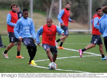 (140522) -- MONTEVIDEO, May 21, 2014 (Xinhua) -- Uruguay s national team players take part during a training session before the FIFA World Cup, at Uruguay Celeste complex, in Montevideo, capital of Uruguay, on May 21, 2014. (Xinhua Nicolas Celaya) (fnc) (SP)URUGUAY-MONTEVIDEO-WORLD CUP 2014-NATIONAL TEAM 