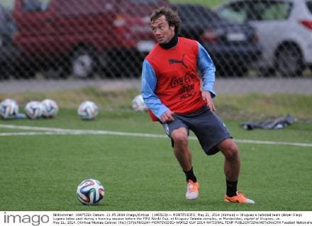 (140522) -- MONTEVIDEO, May 21, 2014 (Xinhua) -- Uruguay s national team player Diego Lugano takes part during a training session before the FIFA World Cup, at Uruguay Celeste complex, in Montevideo, capital of Uruguay, on May 21, 2014. (Xinhua Nicolas Celaya) (fnc) (SP)URUGUAY-MONTEVIDEO-WORLD CUP 2014-NATIONAL TEAM 