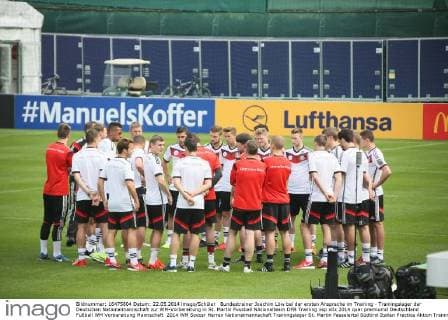 Bundestrainer Joachim Löw bei der ersten Ansprache im Training - Trainingslager der Deutschen Nationalmannschaft zur WM-Vorbereitung in St. Martin