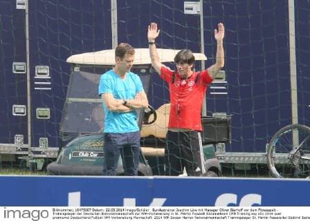 Bundestrainer Joachim Löw mit Manager Oliver Bierhoff vor dem Fitnesszelt - Trainingslager der Deutschen Nationalmannschaft zur WM-Vorbereitung in St. Martin