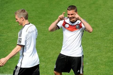 Lukas Podolski () macht sich über einen Fotografen des DFB lusitg, links Bastian Schweinsteiger (). Trainingslager Deutsche Nationalmannschaft, Südtirol, St.Martin Passeiertal, Mai 2014, EP_wse