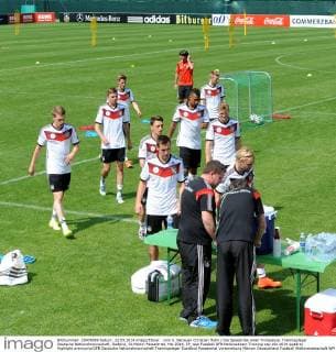 vorn li. Betreuer Christian Huhn Die Spieler bei einer Trinkpause. Trainingslager Deutsche Nationalmannschaft, Südtirol, St.Martin Passeiertal, Mai 2014, EP_wse