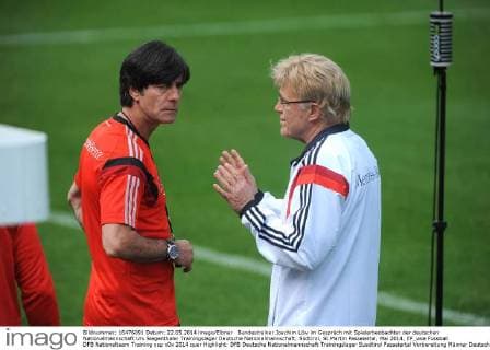 Bundestrainer Joachim Löw im Gespräch mit Spielerbeobachter der deutschen Nationalmannschaft Urs Siegenthaler Trainingslager Deutsche Nationalmannschaft, Südtirol, St.Martin Passeiertal, Mai 2014, EP_wse