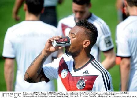 Jerome Boateng () beim Trinken. Trainingslager Deutsche Nationalmannschaft, Südtirol, St.Martin Passeiertal, Mai 2014, EP_wse