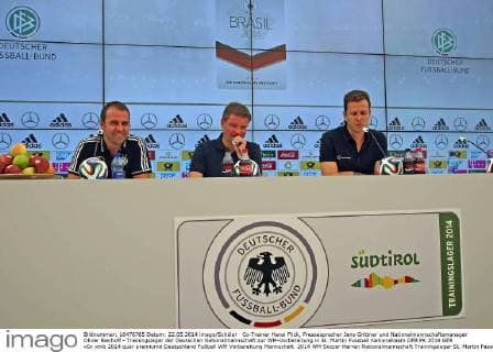 Co-Trainer Hansi Flick, Pressesprecher Jens Grittner und Nationalmannschaftsmanager Oliver Bierhoff - Trainingslager der Deutschen Nationalmannschaft zur WM-Vorbereitung in St. Martin