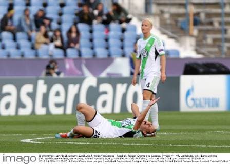 Fussball, Frauen Champions-League, Tyresö FF - VfL Wolfsburg, v.li.: Lena Gößling (VfL Wolfsburg) verletzt, Verletzung, injured, sporting injury, Nilla Fischer (VfL Wolfsburg) xfsx