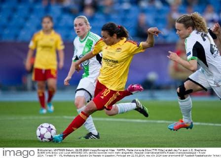 MARTA, Marta Vieira da Silva (TYR Mitte) erzielt das Tor zum 1:0; Stephanie BUNTE (VfL links) und Luisa WENSING (VfL rechts) koennen nicht mehr eingreifen. Fussball international UEFA Frauen Championsleague - Finale 2014: Tyresö FF - VfL Wolfsburg im Estadio Do Restelo in Lissabon, Portugal am 22.05.2014,