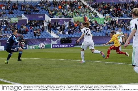 Tor zum 2:0 für Tyresö, V.li. Almuth Schult (VFL), Josephine Henning (VFL), Torschützin Veronica Boquete (Tyresö) . VfL Wolfsburg-Tyresö FF . Lissabon, GER, 22.05.2014 , Viertelfinale, Frauen Fussball-Champions League 2012-2013 .