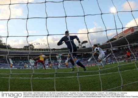 Fussball, Frauen Champions-League, Tyresö FF - VfL Wolfsburg, v.li.: Veronica Boquete (Tyresö FF) erzielt das Tor zum 2:0, scores the goal, Aktion, Action gegen Almuth Schult (VfL Wolfsburg) xmrx