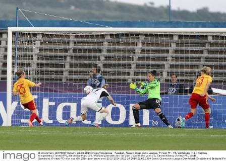 Fussball, Frauen Champions-League, Tyresö FF - VfL Wolfsburg, v.li.: Maghan Klingenberg (Tyresö FF), Alexandra Popp (VfL Wolfsburg) erzielt das Tor zum , scores the goal 1:2, Carola Söberg (Tyresö FF), Linda Sembrant (Tyresö FF) xfsx