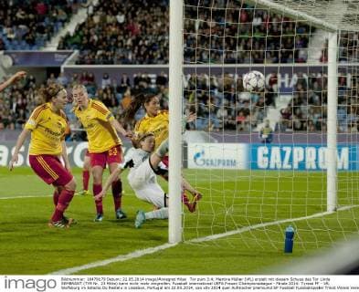 Tor zum 3:4; Martina Müller (VfL) erzielt mit diesem Schuss das Tor Linda SEMBRANT (TYR Nr. 23 Mitte) kann nicht mehr eingreifen. Fussball international UEFA Frauen Championsleague - Finale 2014: Tyresö FF - VfL Wolfsburg im Estadio Do Restelo in Lissabon, Portugal am 22.05.2014,
