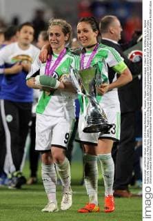 Fussball, Frauen Champions-League, Tyresö FF - VfL Wolfsburg, v.li.: Nadine Keßler (VfL Wolfsburg) mit Pokal lacht, Lächeln, Freude xmrx