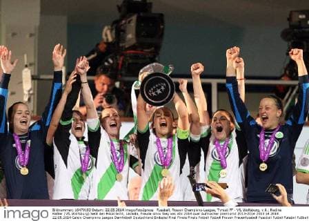 Fussball, Frauen Champions-League, Tyresö FF - VfL Wolfsburg, v.li.: Nadine Keßler (VfL Wolfsburg) hebt den Pokal lacht, Lächeln, Freude xmrx