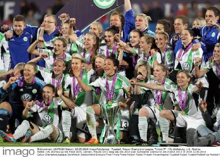 Fussball, Frauen Champions-League, Tyresö FF - VfL Wolfsburg, v.li.: Nadine Keßler (VfL Wolfsburg) mit Pokal lacht, Lächeln, Freude xmrx