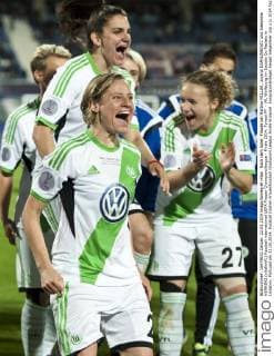 Nach dem Spiel: Freude bei Martina MÜLLER, Jovana DAMNJANOVIC und Josephine HENNING (vl alleVfL) Fussball international UEFA Frauen Championsleague - Finale 2014: Tyresö FF - VfL Wolfsburg im Estadio Do Restelo in Lissabon, Portugal am 22.05.2014,