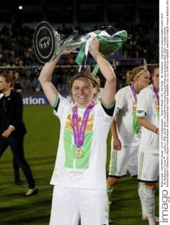 Martina Müller (VfL) mit Pokal . VfL Wolfsburg - Champions League Sieger Frauen 2014 . VfL Wolfsburg-Tyresö FF . Lissabon, GER, 22.05.2014 , Viertelfinale, Frauen Fussball-Champions League 2012-2013 .