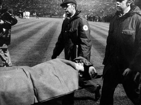 Fußball, Europapokal der Landesmeister 1971 1972, Borussia Mönchengladbach - Inter Mailand 7-1 Europapokal der Landesmeister Achtelfinale, Borussia Mönchengladbach - Inter Mailand: Roberto Boninsegna (Inter) wird nach dem Büchsenwurf vom Platz getragen