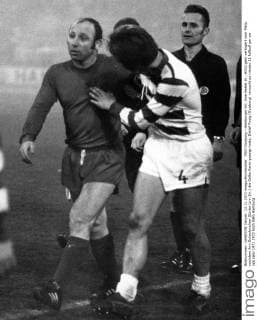 MSV Duisburg - Hamburger SV: Uwe Seeler (li., HSV) geht verärgert vom Platz, nachdem ihm Schiedsrichter Günter Linn (hi.) die Gelbe Karte gezeigt hatte, Detlef Pirsig (Duisburg) versucht zu trösten
