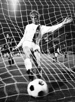 Fußball, Europapokal der Landesmeister 1971 1972, Borussia Mönchengladbach - Inter Mailand 7-1 Europapokal der Landesmeister Achtelfinale, Borussia Mönchengladbach - Inter Mailand: Rainer Bonhof (Mönchengladbach) läuft nach dem Freistoßtreffer von Günter Netzer jubelnd ins Tor