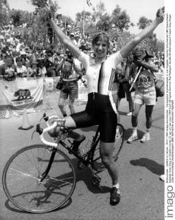 Olympische Sommerspiele in Los Angeles: Sandra Schumacher (BR Deutschland) bejubelt ihren Sieg im Straßenrennen