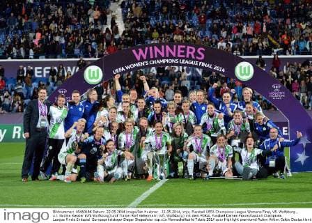 22.05.2014, xnjx, Fussball UEFA Champions League Womans Final, VfL Wolfsburg , v.l. Nadine Kessler (VfL Wolfsburg) und Trainer Ralf Kellermann (VfL Wolfsburg) mit dem POKAL