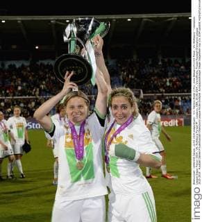 V.li. Martina Müller (VFL), Anna Blässe (VFL) mit Pokal . VfL Wolfsburg - Champions League Sieger Frauen 2014 . VfL Wolfsburg-Tyresö FF . Lissabon, GER, 22.05.2014 , Viertelfinale, Frauen Fussball-Champions League 2012-2013 .