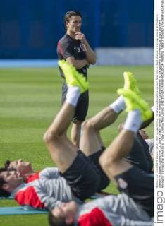 Croatia s national team coach Niko Kovac (top) attends a training session at Maksimir stadium in Zagreb, Croatia, May 22, 2014. Croatia national team kicked off its preparations for the upcoming FIFA World Cup Brazil 2014 and leaving for training camp in Austria on Friday. (Xinhua Miso Lisanin) (SP)CROATIA-ZAGREB-WORLD CUP-TRAINING 