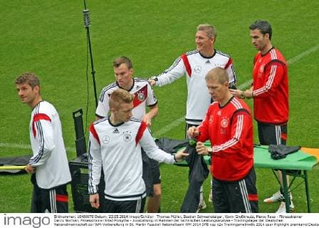 Thomas Müller, Bastian Schweinsteiger, Kevin Großkreutz, Marco Reus - Fitnesstrainer Darcy Norman, Fitnesstrainer Shad Forsythe - Ausstattung im Rahmen der technischen Leistungsanalyse - Trainingslager der Deutschen Nationalmannschaft zur WM-Vorbereitung in St. Martin