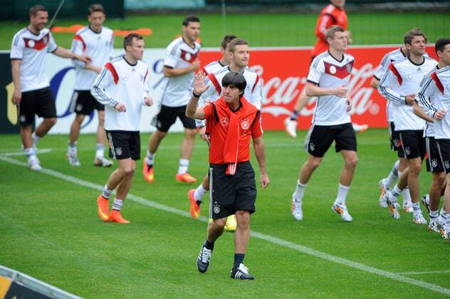 Bundestrainer Joachim, Jogi Loew winkt den Pressevertretern zu Trainingslager Deutsche Nationalmannschaft, Suedtirol, St.Martin Passeiertal, Tag 2, 23.05.2014, EP_wse