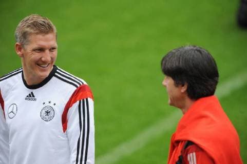 vl. Bastian Schweinsteiger (FC Bayern Muenchen) im Gespraech mit Bundestrainer Joachim, Jogi Loew Trainingslager Deutsche Nationalmannschaft, Suedtirol, St.Martin Passeiertal, Tag 2, 23.05.2014, EP_wse