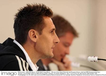 Miroslav Klose (Lazio Rom) bei der Pressekonferenz, dahinter DFB-Pressesprecher Jens Grittner Trainingslager Deutsche Nationalmannschaft, Suedtirol, St.Martin Passeiertal, Tag 2, 23.05.2014, EP_wse