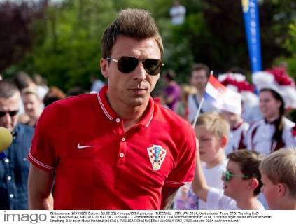FUSSBALL - FIFA WM 2014, Vorberichte, Team CRO, Training BAD TATZMANNSDORF,AUSTRIA,23.MAI.14 - FUSSBALL - Vorbereitung auf die FIFA Weltmeisterschaft 2014, Trainingslager Nationalteam Kroatien, Empfang. Bild zeigt Mario Mandzukic (CRO).  CW3_3928