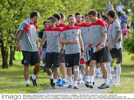 FUSSBALL - FIFA WM 2014, Vorberichte, Team CRO, Training BAD TATZMANNSDORF,AUSTRIA,23.MAI.14 - FUSSBALL - Vorbereitung auf die FIFA Weltmeisterschaft 2014, Trainingslager Nationalteam Kroatien. Bild zeigt die Mannschaft von CRO mit Gordon Schildenfeld, Mateo Kovacic, Ivica Olic und Nikica Jalavic (CRO).  CW3_3982