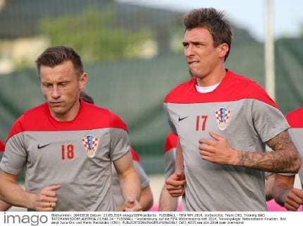 FUSSBALL - FIFA WM 2014, Vorberichte, Team CRO, Training BAD TATZMANNSDORF,AUSTRIA,23.MAI.14 - FUSSBALL - Vorbereitung auf die FIFA Weltmeisterschaft 2014, Trainingslager Nationalteam Kroatien. Bild zeigt Ivica Olic und Mario Mandzukic (CRO).  CW3_4235