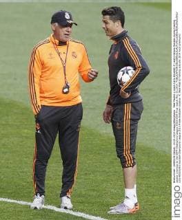 Real Madrid s coach Carlo Ancelotti (l) and Cristiano Ronaldo during training session previous to the UEFA Champions League 2013 2014 Final match.May 23,2014.  (20140523190)