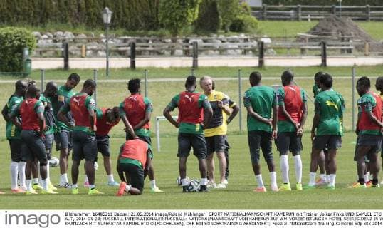 SPORT NATIONALMANNSCHAFT KAMERUN mit Trainer Volker Finke UND SAMUEL ETO O AUT, 2014-05-23; FUSSBALL INTERNATIONALER FUSSBALL: NATIONALMANNSCHAFT VON KAMERUN AUF WM-VORBEREITUNG IM HOTEL SEERESIDENZ IN WALCHSEE - KRANZACH MIT SUPERSTAR SAMUEL ETO O (FC CHELSEA), DER EIN SONDERTRAINING ABSOLVIERT;