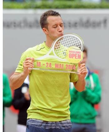 Tennis: Düsseldorf Open Finale 24.05.2014: Philipp Kohlschreiber (Deut.) küßt die Trophäe. HM