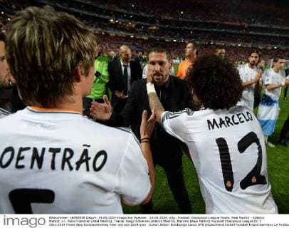 24.05.2014, xjhx, Fussball Champions League Finale, Real Madrid - Atletico Madrid, v.l. Fabio Coentrao (Real Madrid), Trainer Diego Simeone (Atletico Madrid), Marcelo (Real Madrid)