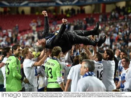 FUSSBALL CHAMPIONS LEAGUE FINALE SAISON 2013 2014 Real Madrid - Atletico Madrid 24.05.2014 Die Spieler von Real Madrid lassen ihren Trainer Carlo Ancelotti hochleben 