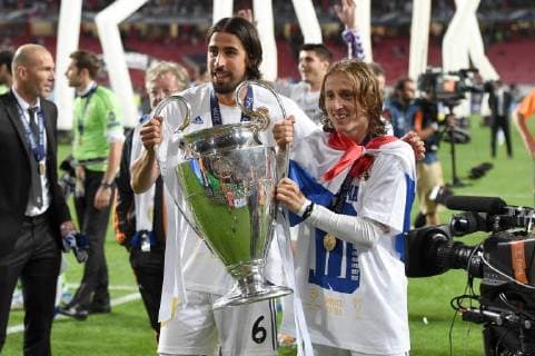 FUSSBALL CHAMPIONS LEAGUE FINALE SAISON 2013 2014 Real Madrid - Atletico Madrid 24.05.2014 Sami Khedira und Luka Modric (v.l., beide Real Madrid) jubeln mit dem Pokal 