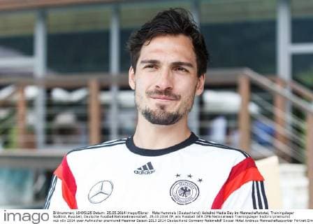 Mats Hummels (Deutschland) lächelnd Media Day im Mannschaftshotel, Trainingslager Südtirol, Fussball, Deutsche Fussball Nationalmannschaft, 25.05.2014 EP_ans