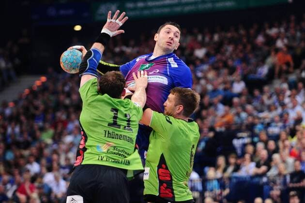 Handball Bundesliga 34. Spieltag HSV Hamburg - TV Emsdetten am 24.05.2014 in der O2 World in Hamburg Stefan Thünemann ( Emsdetten ), links - Blazenko Lackovic ( Hamburg ), mitte - Patrik Kvalvik ( Emsdetten ), rechts