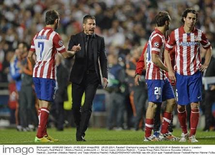 24.05.2014, Fussball Champions League Finale 2013 2014 im Estadio da Luz in Lissabon (Portugal), Real Madrid - Atletico Madrid, enttäuscht v.l. Adrian Lopez (Atletico Madrid) , Trainer Diego Pablo Simeone Gonzalez (Atletico Madrid) , Juanfran (Atletico Madrid) und Tiago (Atletico Madrid) 